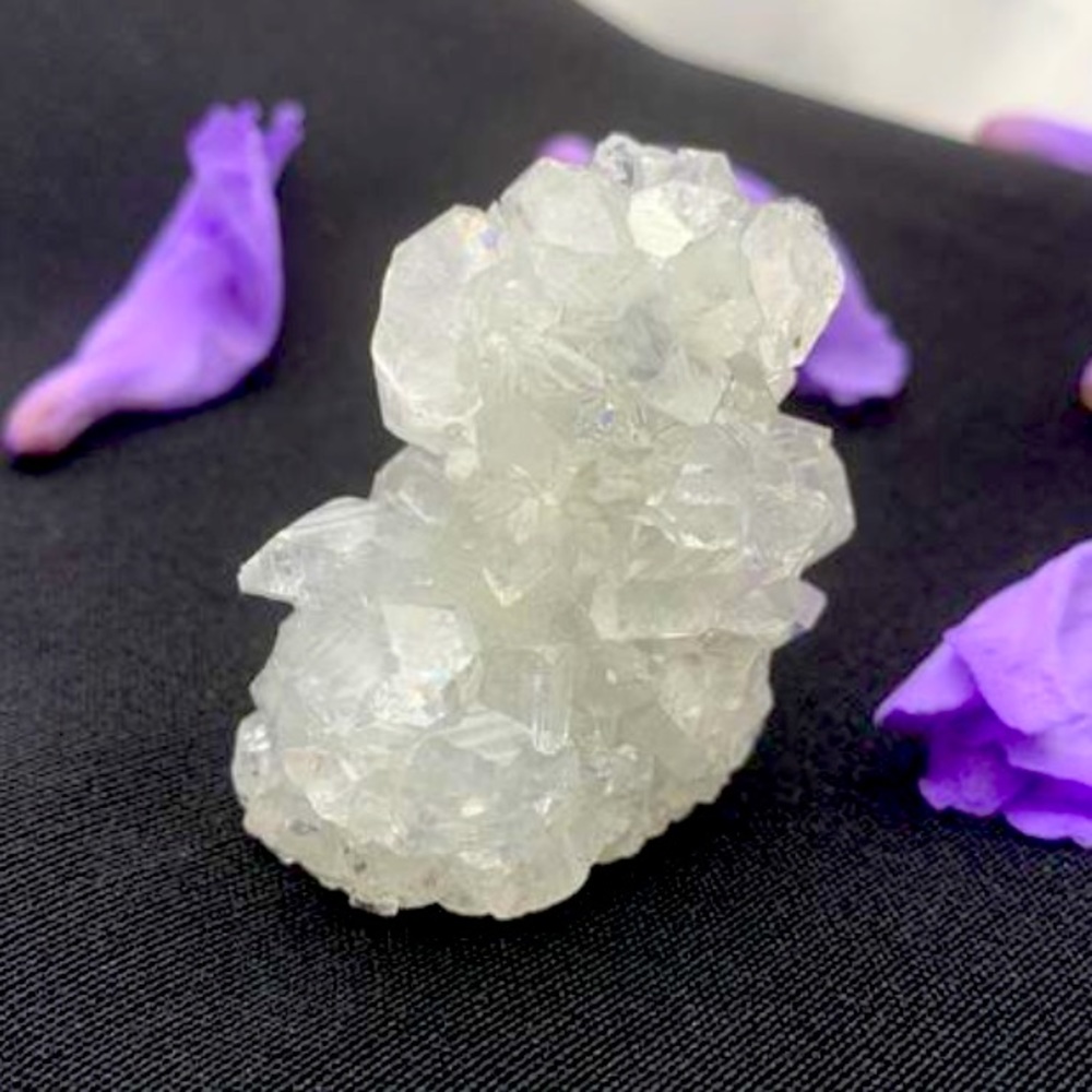 🌺Apophyllite cat shaped natural crystal. Zeolite